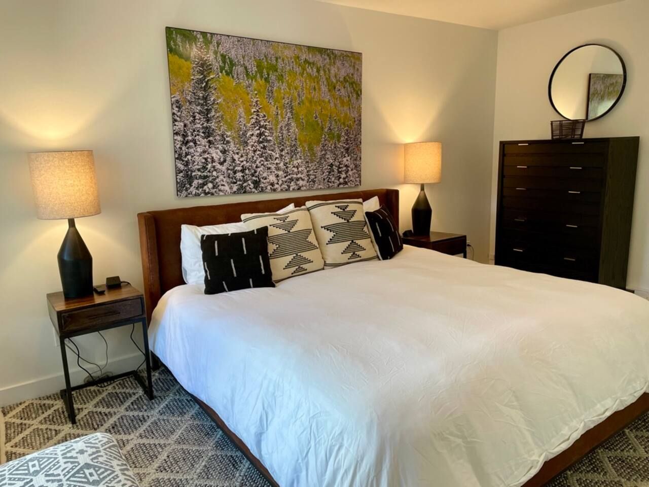 King sized bed in the bedroom