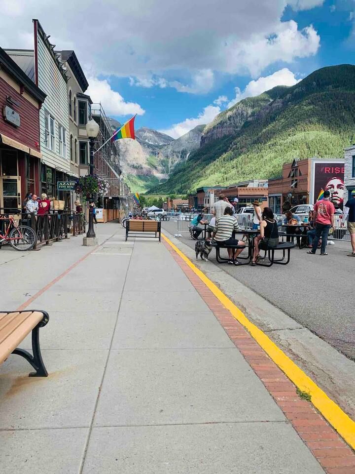 Steps away from Mainstreet!