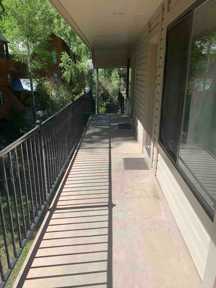 Front walkway/balcony 