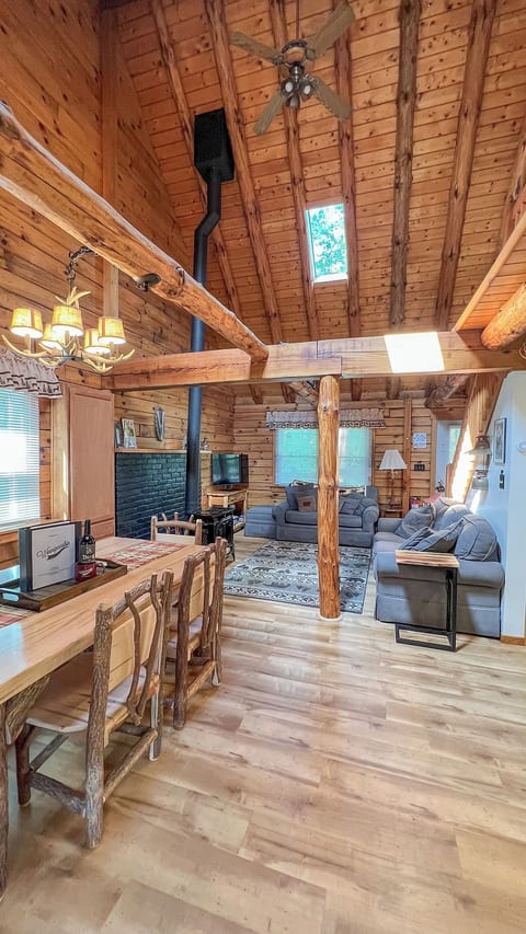 Winnipecabin · Log Cabin w/ Water Access & Hot Tub image 5