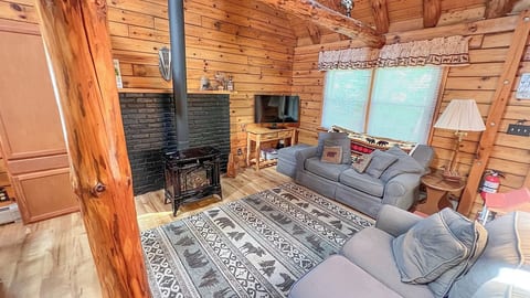 Winnipecabin · Log Cabin w/ Water Access & Hot Tub image 3