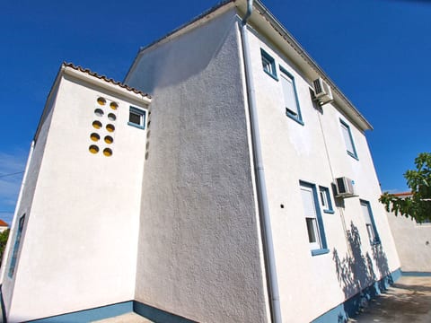 Apartment 725