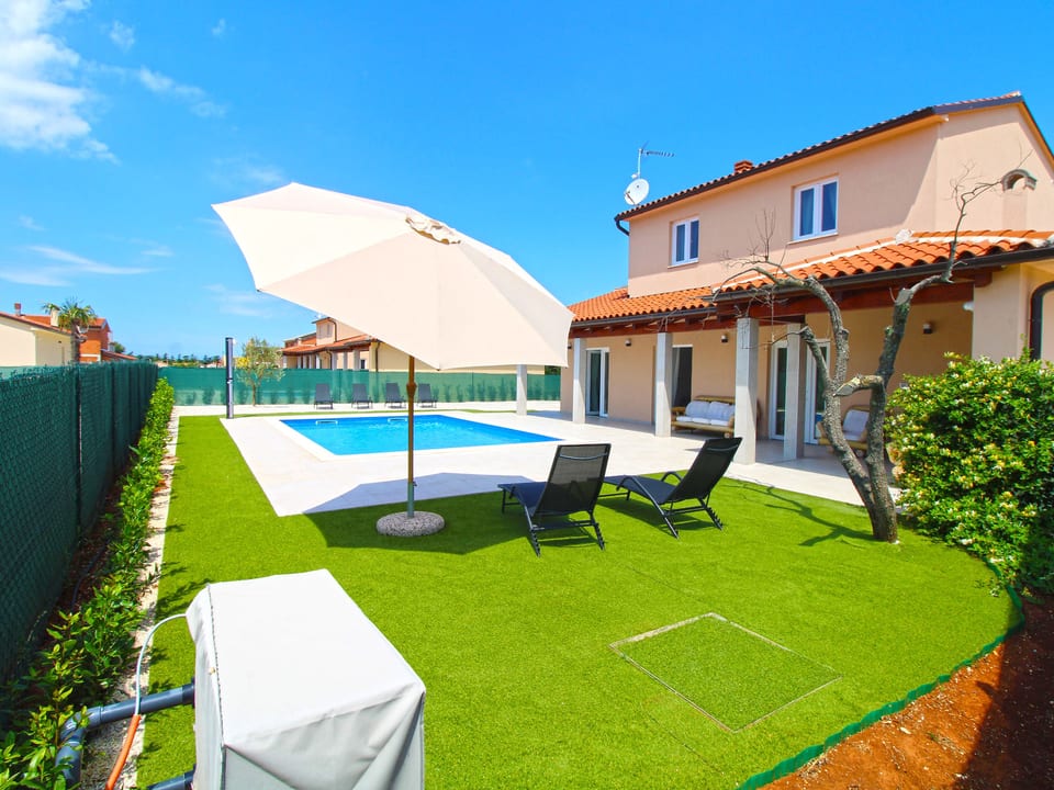House 2352 - Pula