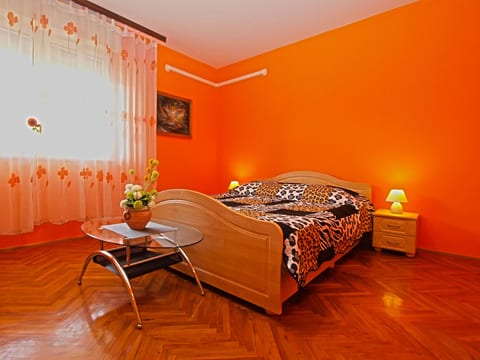 Apartment 1200