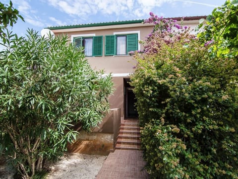 Apartment 995