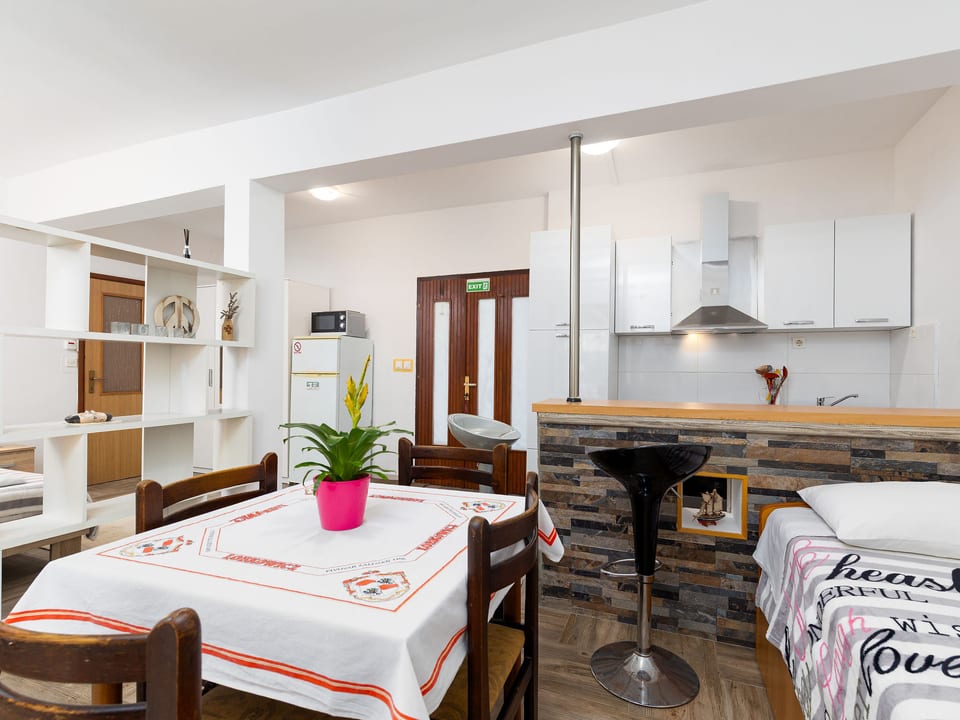 Apartment Snjezana - 1 - Njivice
