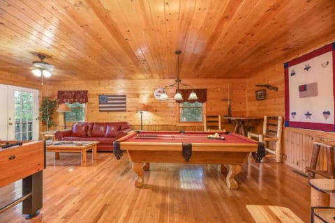 Pigeon Forge ! Seasonal Pool  3 bed 3 bath ! View