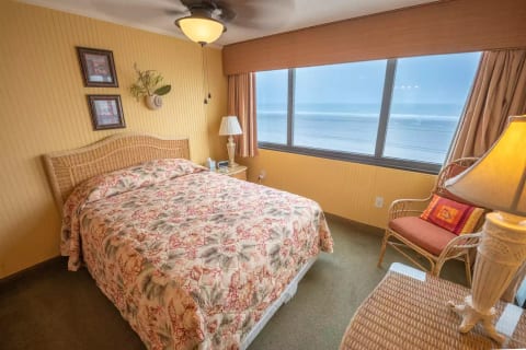 View the Ocean from the Main Bedroom!