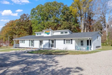 the Hidden Pond Lodge - "Mountain" theme to the west, and "BEACHY" to the east (this listing is the right side)