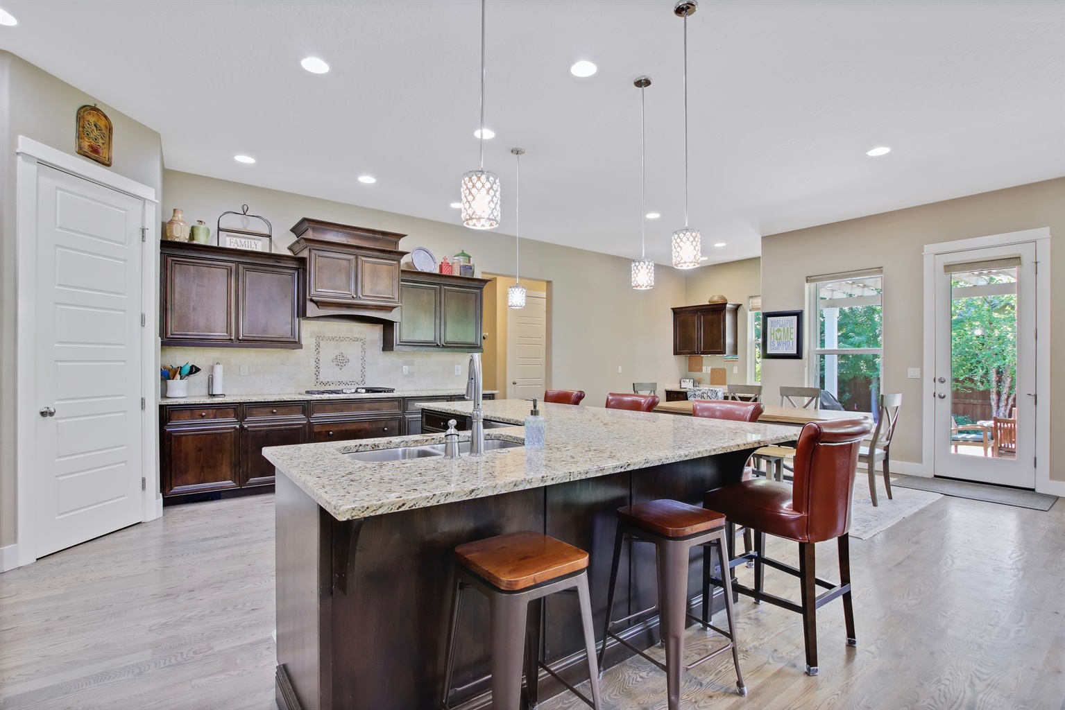 large-modern-5-bedroom-custom-home-centrally-located-in-meridian/