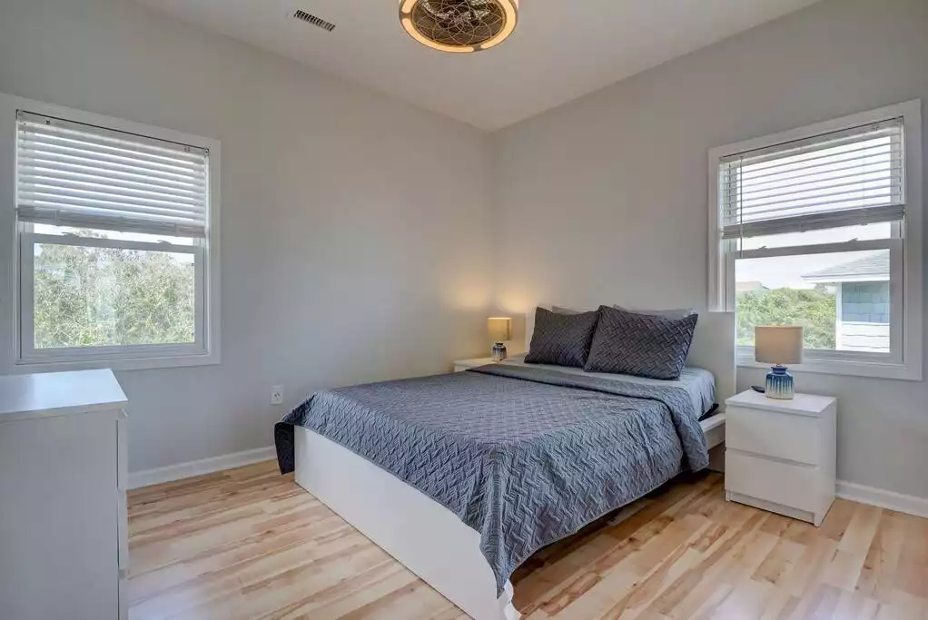 Bedroom with queen bed, private bathroom and TV - Ocean View Dream Beach House #TheeRiviera - Surf City