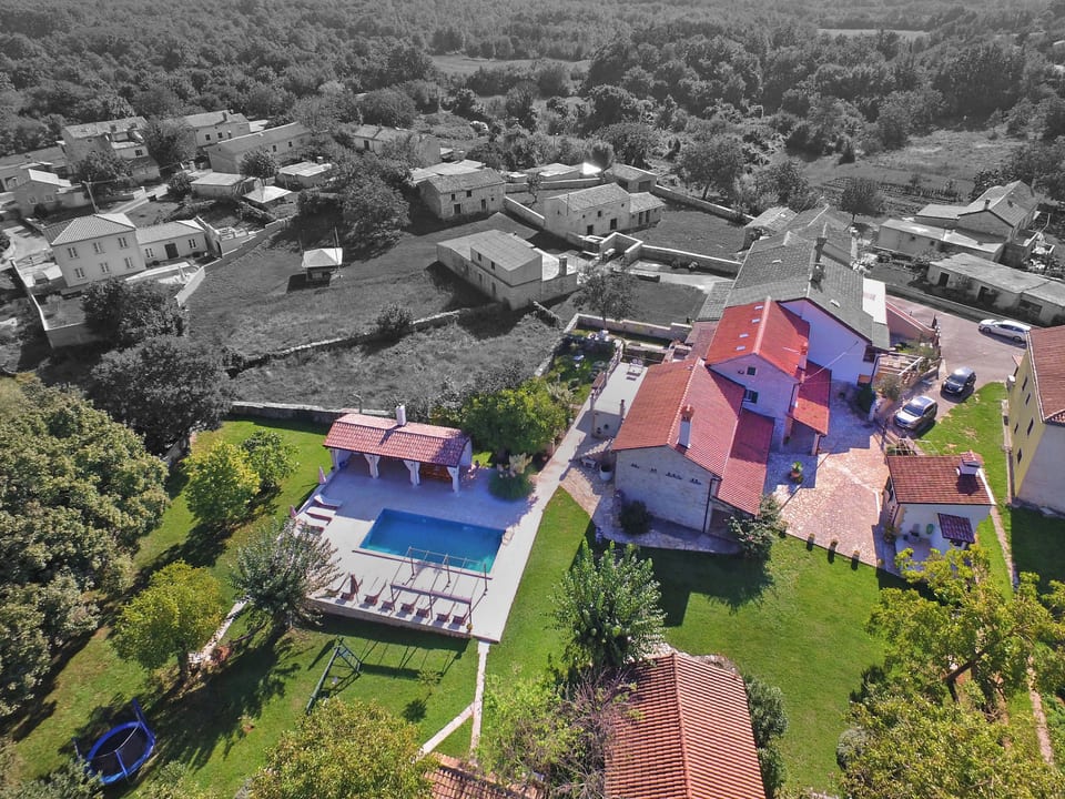 House 1240 - Manjadvorci