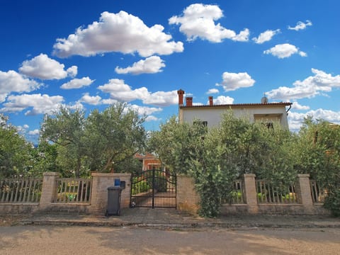 Apartment 442