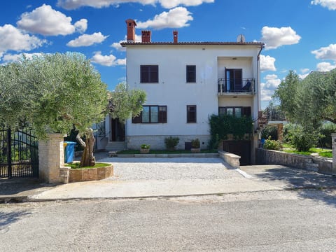 Apartment 442