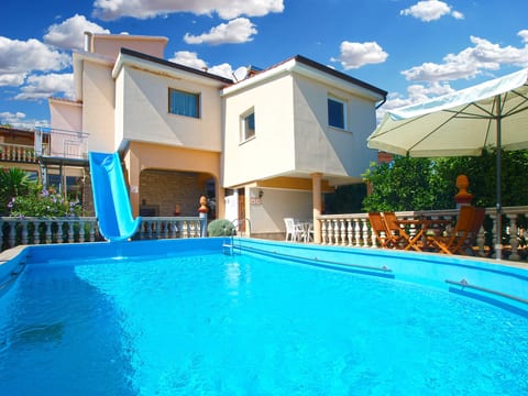 Apartment 811