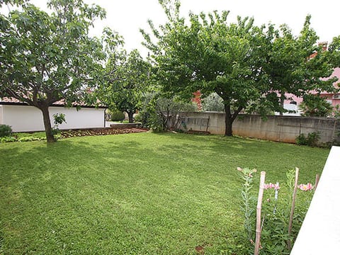 Apartment 823