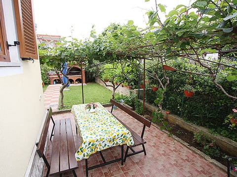 Apartment 823