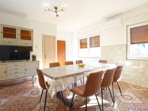 Apartment 826