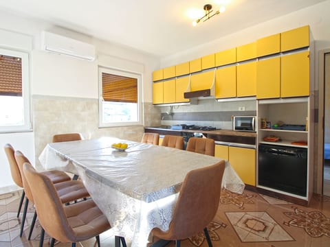 Apartment 826