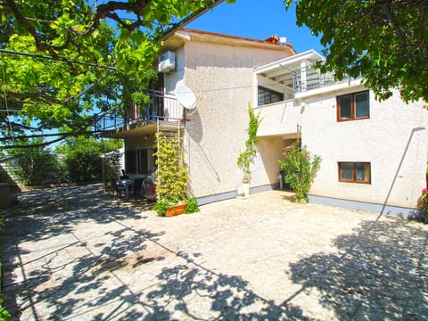 Apartment 606