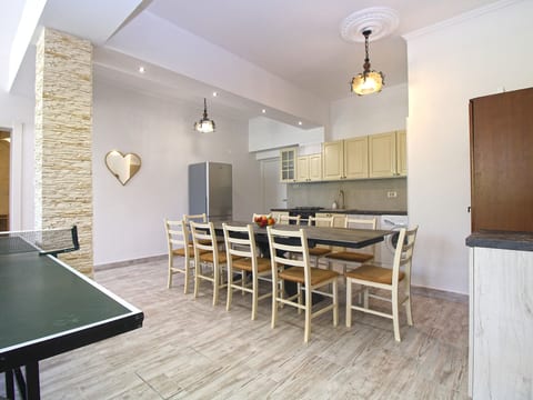 Apartment 826