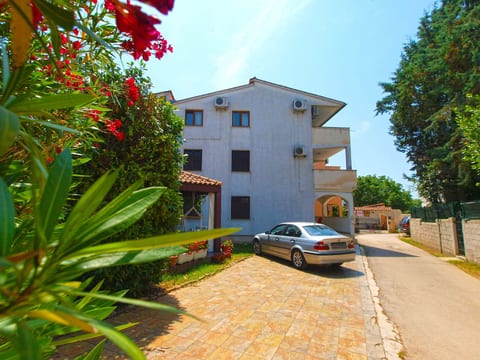 Apartment 85