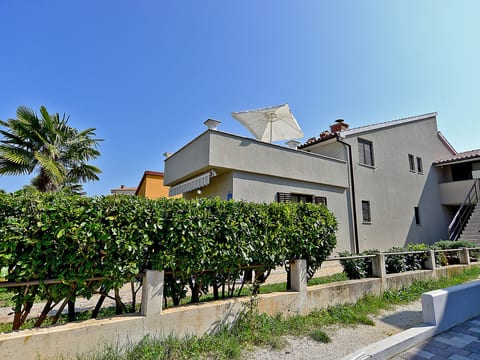Apartment 589