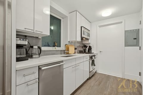 Luxury King Size 1BR, Renovated UES, Central Park