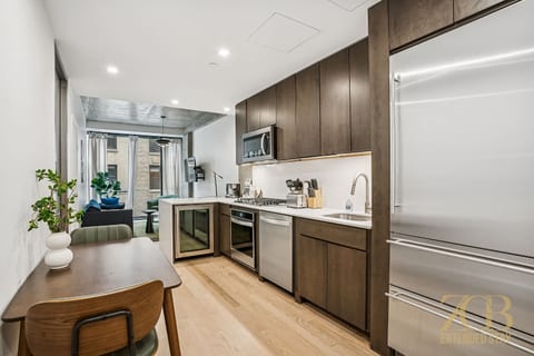 Mint Condition Modern 2BR, WD, Elevator / Chelsea