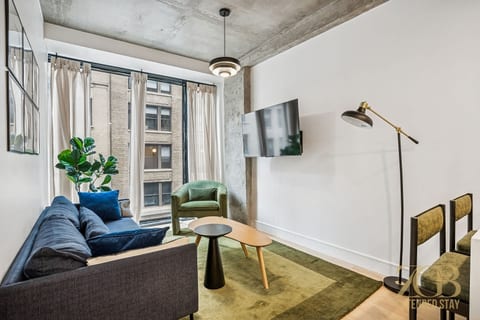 Mint Condition Modern 2BR, WD, Elevator / Chelsea