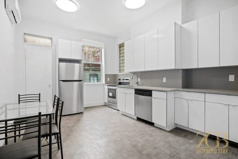 Loft Style X Large 2BR Apartment in Prime Chelsea!