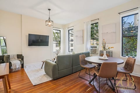Stylish 2BR Apartment in Prime Upper East Side!!