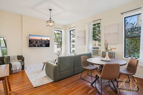 Stylish 2BR Apartment in Prime Upper East Side!!