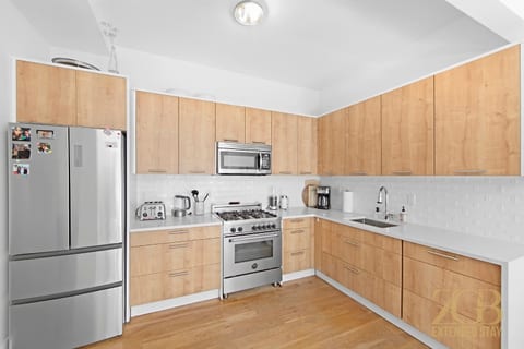 Beautiful & Spacious 2BR 2BA w/ Elevator & Laundry