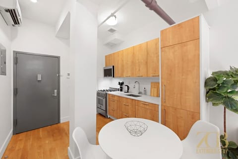 Renovated Studio in Midtown w/Laundry & Elevator