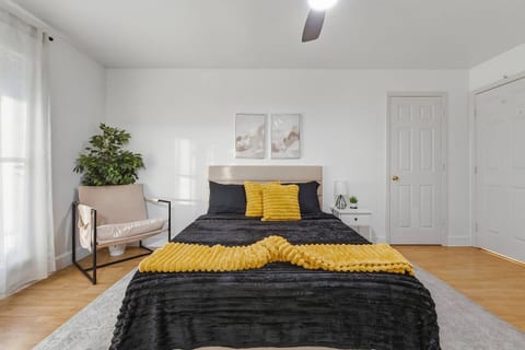 Light-filled and cozy: queen-size bed, buttery-soft sheets, XL plush blanket, and extra pillows. Enjoy towels & makeup washcloths, and unwind with the smart TV.