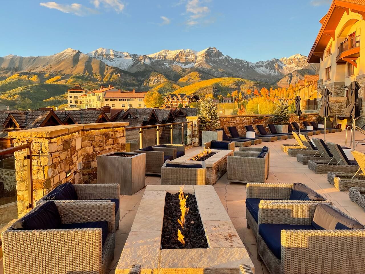 Enjoy s'mores and cocktails poolside in the afternoon with these amazing views!