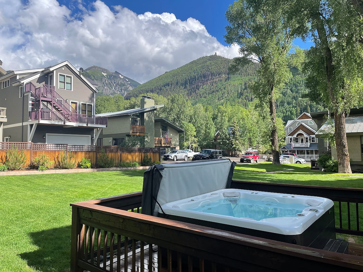 Slopes Chic - Ski & Stay w/ Hot Tub image 2 Vibrant Central Studio Downtown Telluride