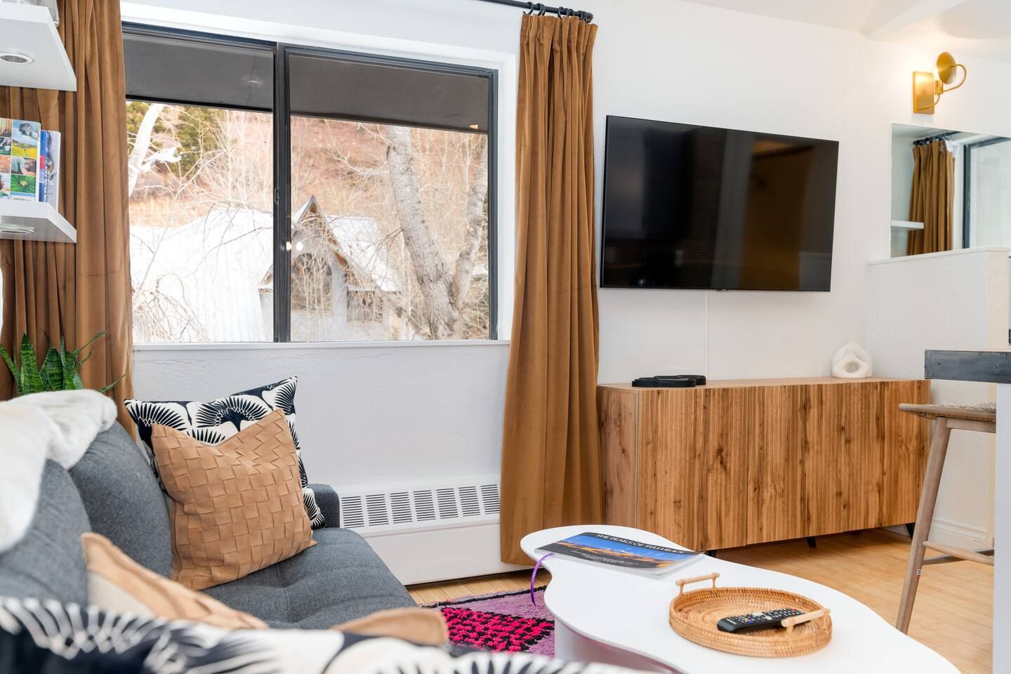 Vibrant Central Telluride Studio w Hot Tub and AC