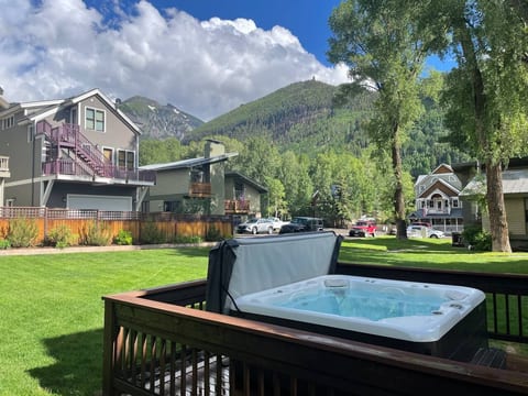 Year-round hot tub with majestic mountain views!