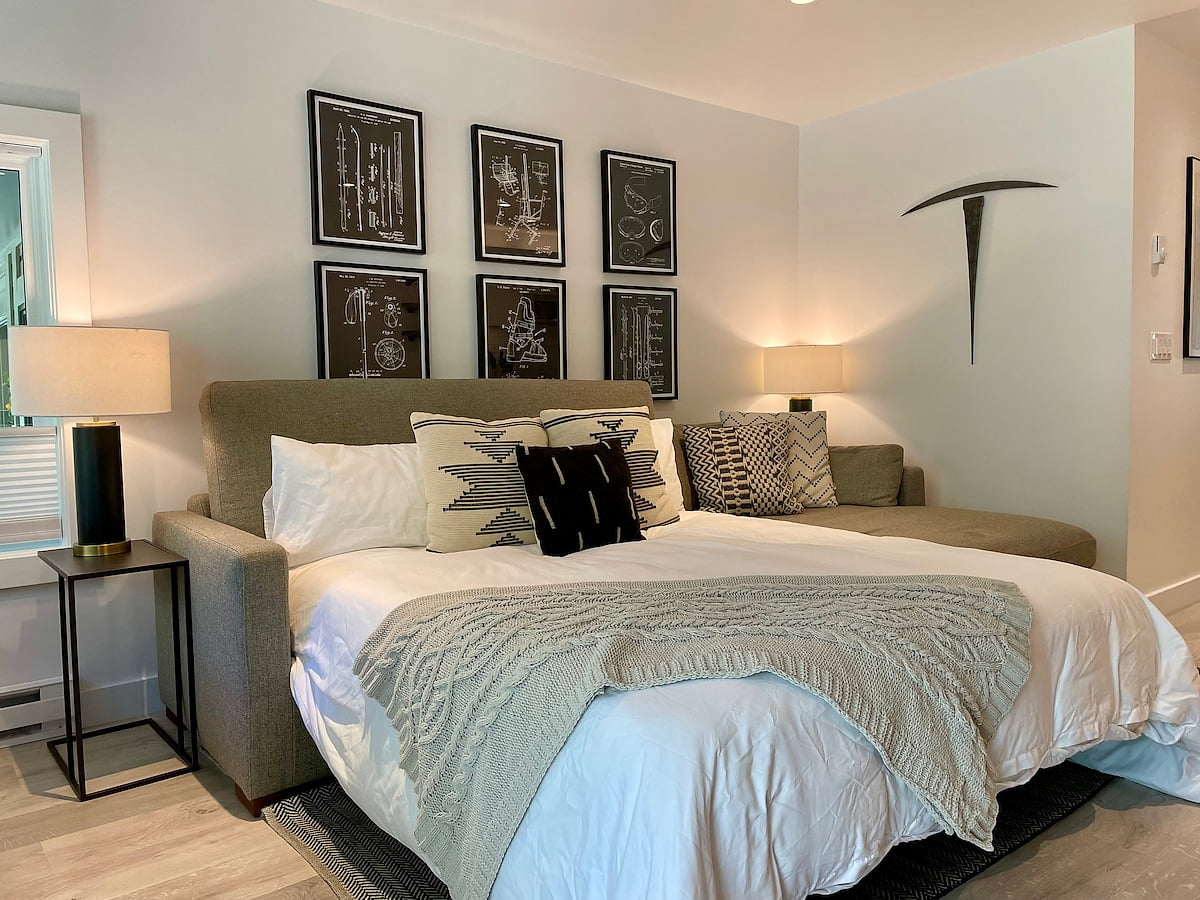Cozy queen sized pullout couch bed Alpine Luxe Retreat - Steps to Ski Lifts