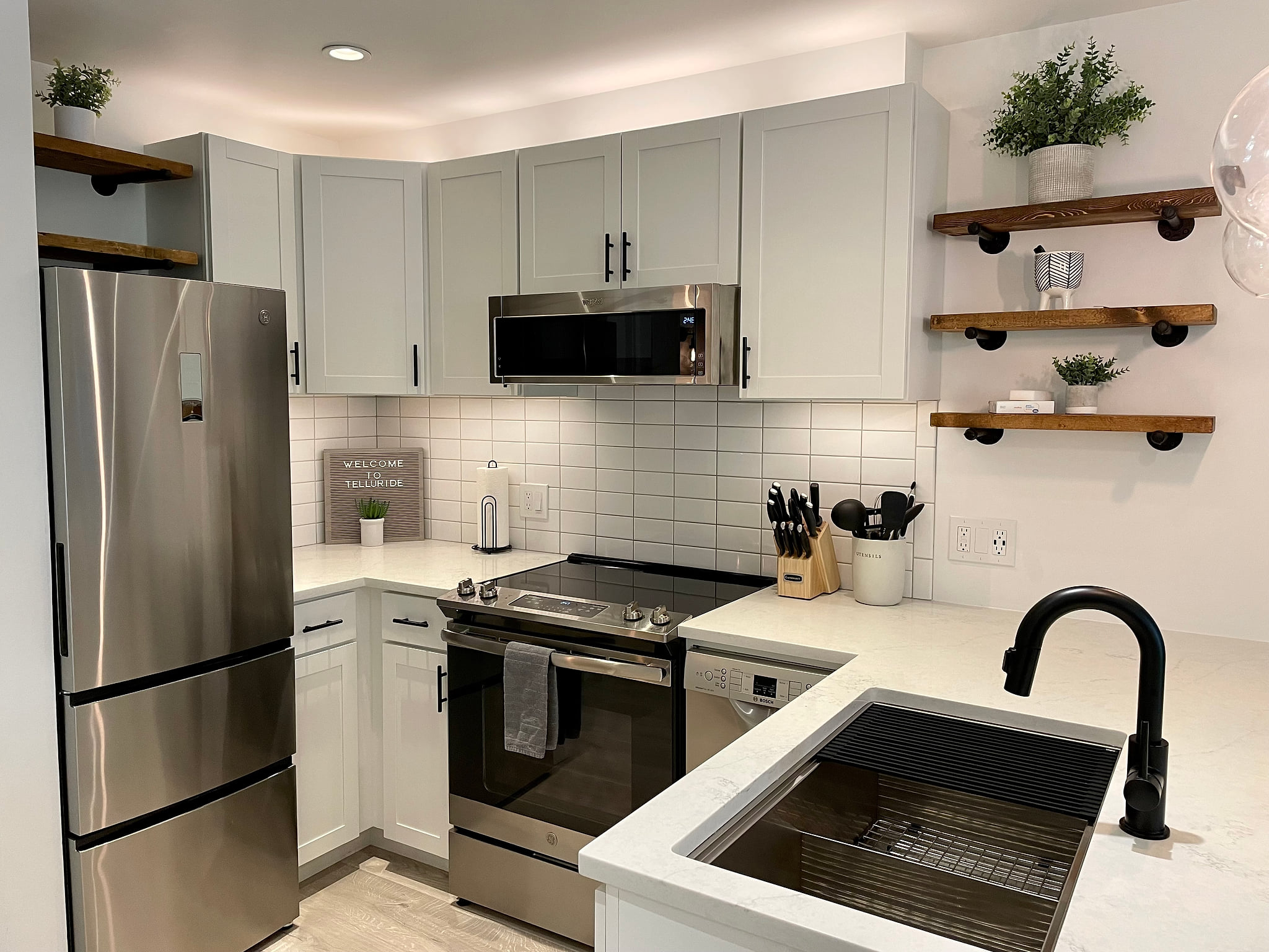 Fully equipped, recently renovated kitchen.