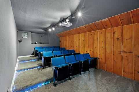 Family‑Friendly 6BR Near DT Denver + Theater