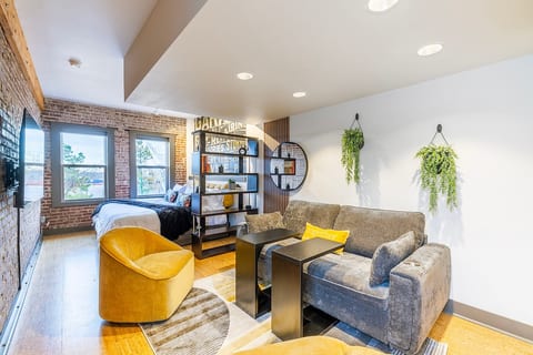 Trails, Dining & Nightlife • King Bed Luxe Studio image 1