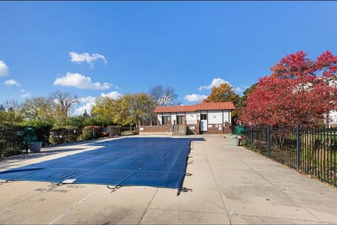 Stylish, Sun-Filled Retreat - Minutes to O’Hare! image 2