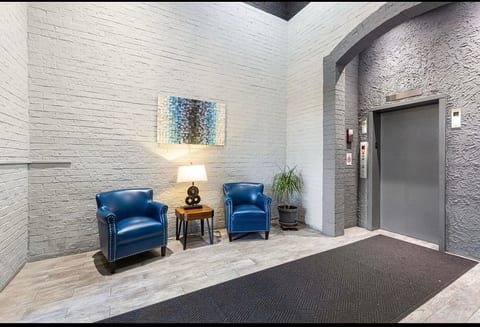 Stylish, Sun-Filled Retreat - Minutes to O’Hare! image 5