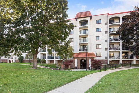 Stylish, Sun-Filled Retreat - Minutes to O’Hare! image 1