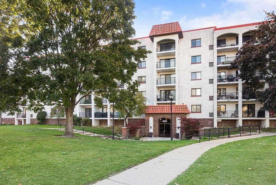 Stylish, Sun-Filled Retreat - Minutes to O’Hare! image 1