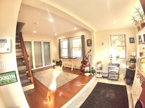 Queen Bed: PetPally, Events & Long/Short Stay