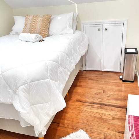 Queen Bed: PetPally, Events & Long/Short Stay